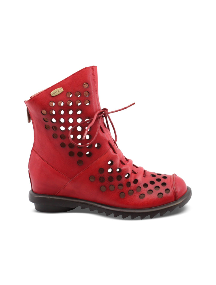 Stivaletti donna rossi in pelle traforata con lacci, tacco e zip laterale. Scarpe moda autunno-inverno versatili.
