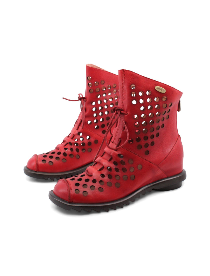 Eleganti stivaletti rossi da donna in vera pelle traforata con tacco e allacciatura. Perfetti per outfit invernali.