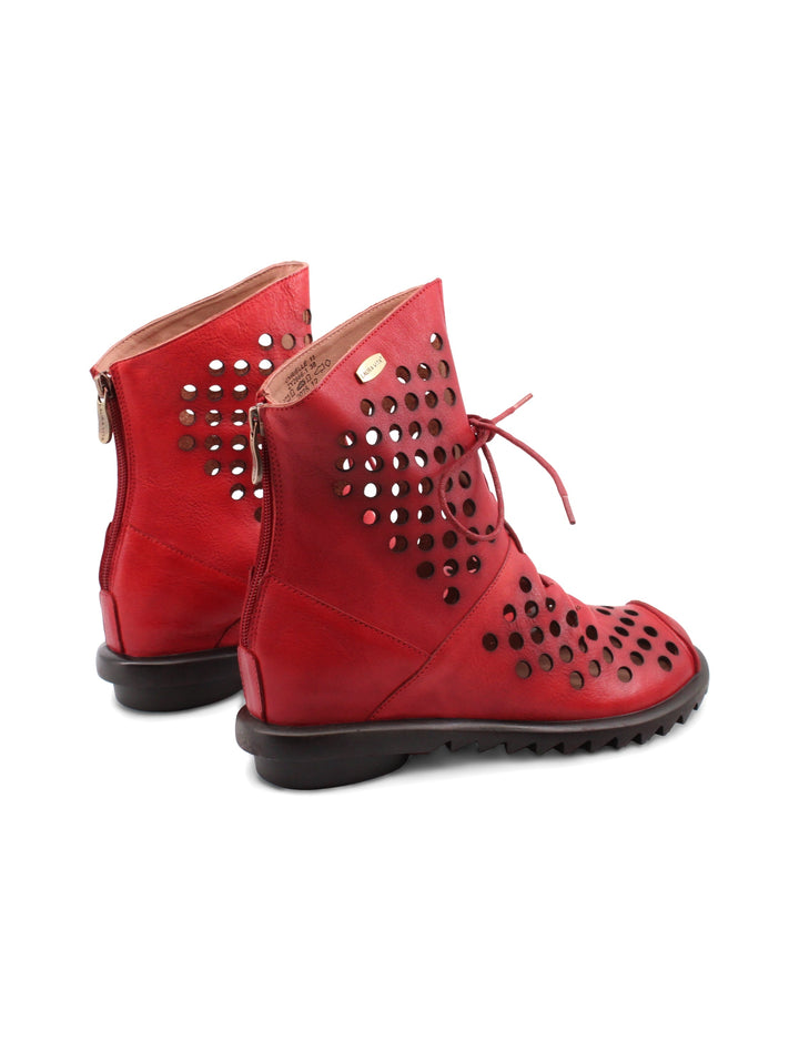 Stivaletti rossi donna in pelle traforata con tacco, lacci e design confortevole. Scarpe versatili per ogni occasione.