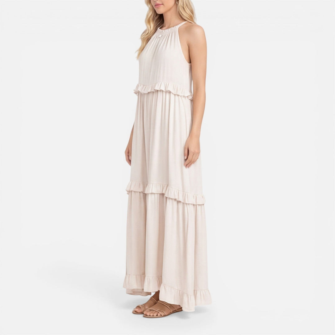 Modello di abito estivo fluido con balze, lunghezza maxi e design senza maniche, comodo e trendy.