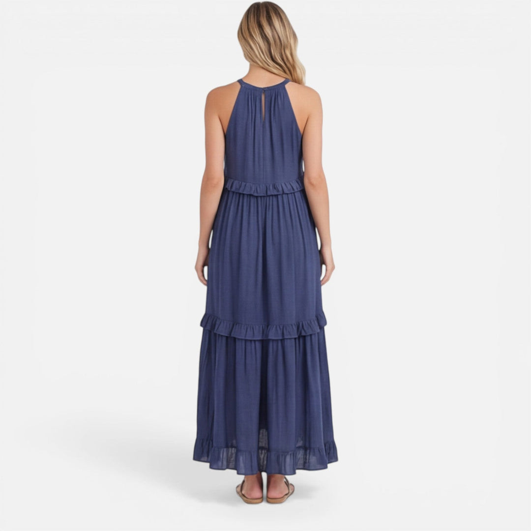Donna indossa abito maxi estivo fluido a balze, senza maniche, per un look fresco e alla moda.