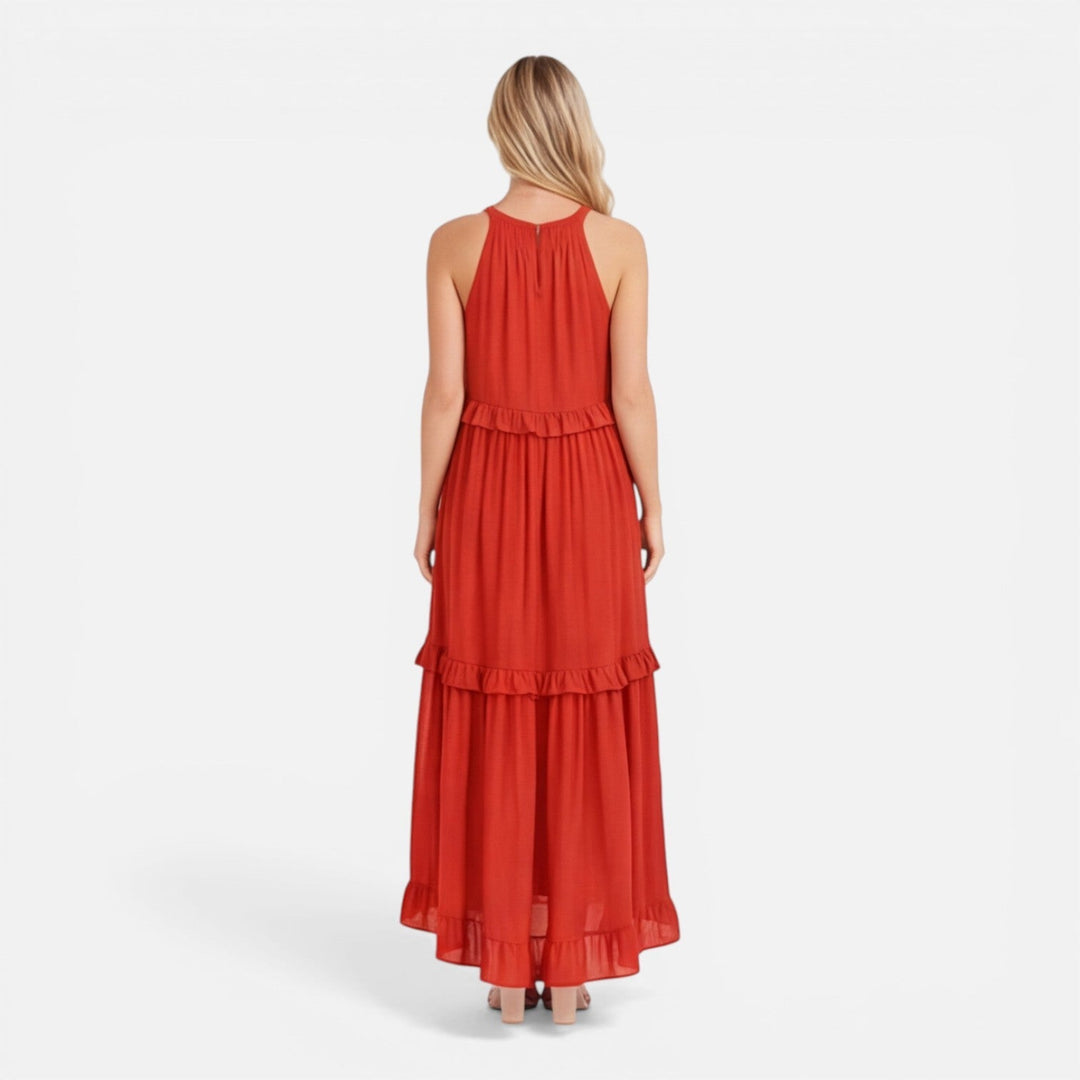 Look estivo: abito lungo fluido a balze, senza maniche, perfetto per un'uscita casual o una cena.