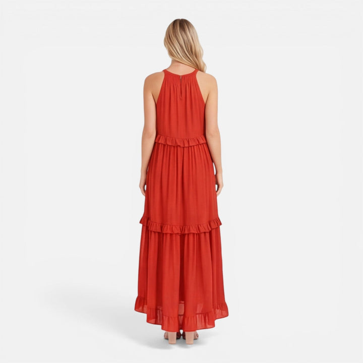 Look estivo: abito lungo fluido a balze, senza maniche, perfetto per un'uscita casual o una cena.