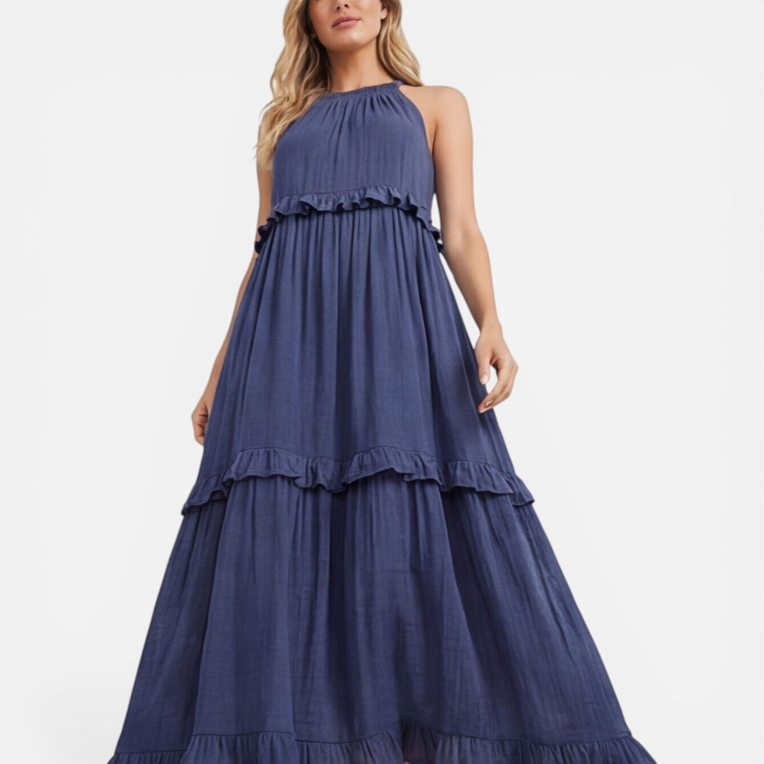 Moda estiva: abito maxi fluido con balze, senza maniche, per una silhouette elegante e confortevole.