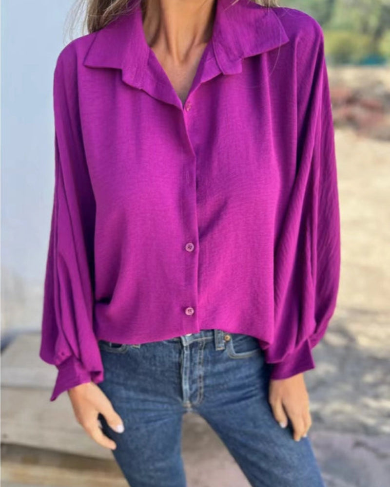 Top donna viola con colletto classico, maniche lunghe e taglio rilassato. Versatile per outfit eleganti e casual.