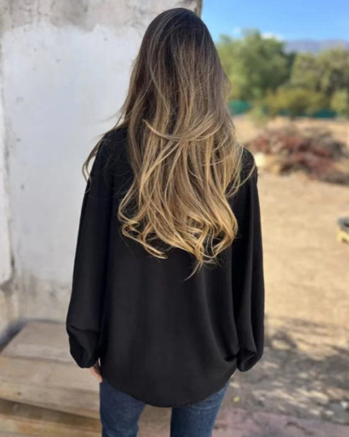 Camicetta nera donna elegante per ufficio, con vestibilità rilassata e design classico. Look professionale.