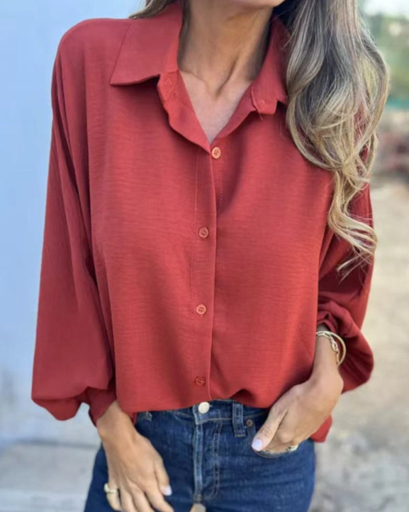 Camicetta donna bianca, vestibilità comoda, adatta sia per occasioni casual che per un tocco elegante in ufficio.