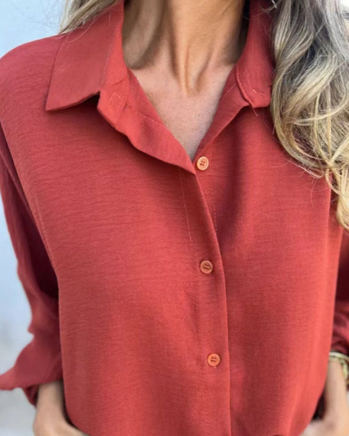 Top donna rosso con colletto classico, maniche lunghe e vestibilità rilassata. Ideale per look casual chic ed eleganti.