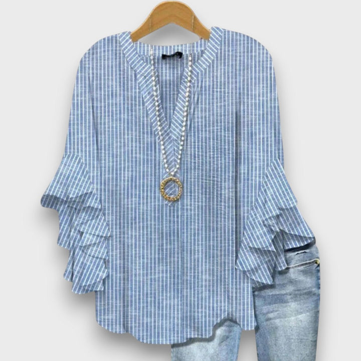 Top elegante femminile con scollo a V, volant e lacci. Abbigliamento chic per occasioni speciali.