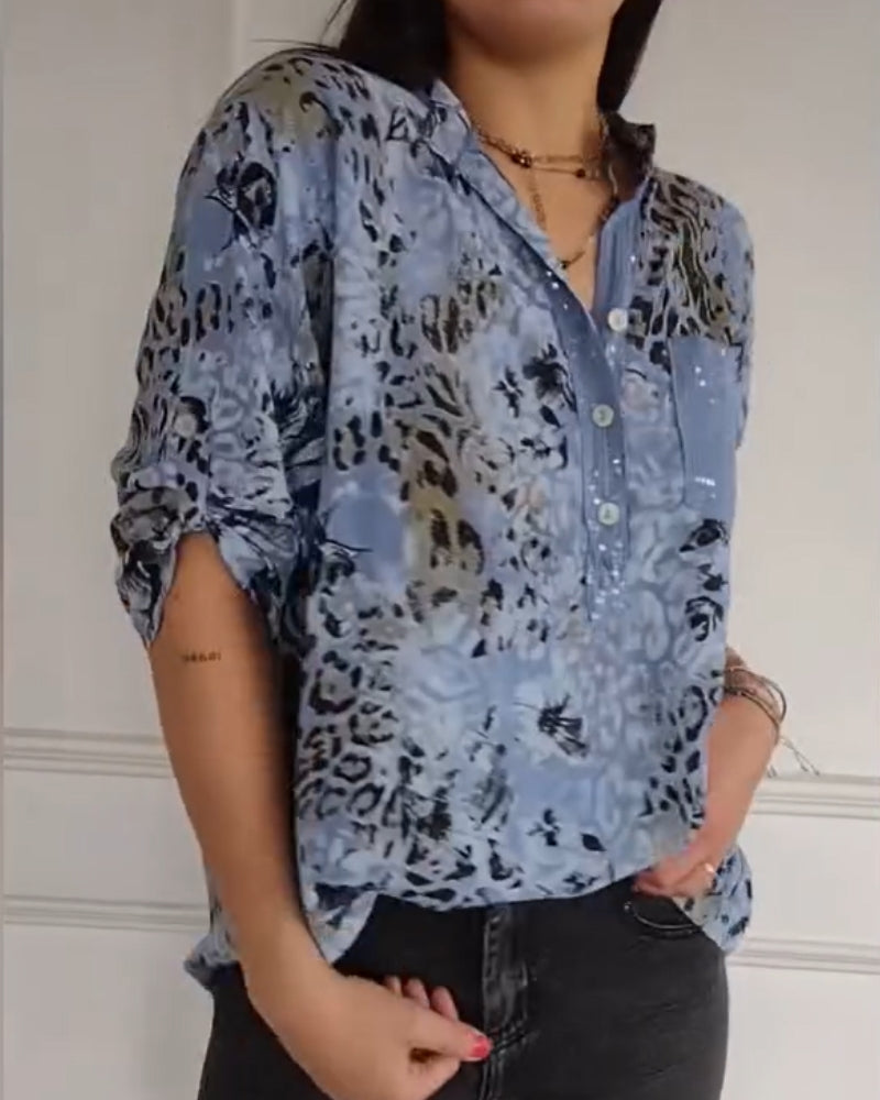 Blusa donna fashion con stampa floreale animalier, maniche tre quarti e colletto coreana impreziosito da paillettes.