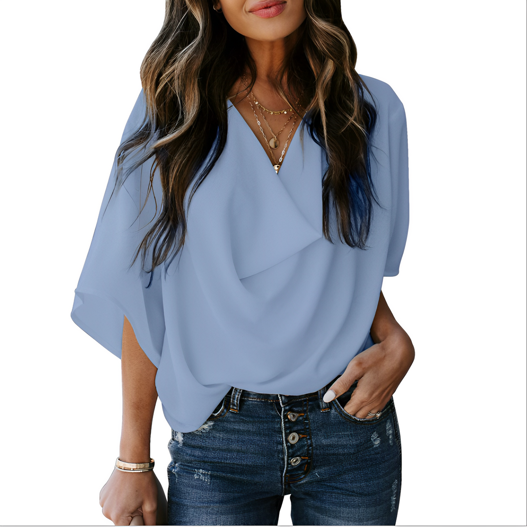 Top donna fluido con scollo a V e drappeggio, maniche a tre quarti, ideale per outfit eleganti e casual.