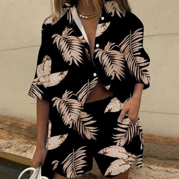 Camicetta donna estiva a maniche corte, stampa tropicale floreale. Look casual chic e vestibilità morbida.