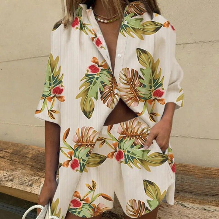 Completo coordinato estivo donna con camicetta e shorts, stampa tropicale floreale multicolore per outfit vacanza.