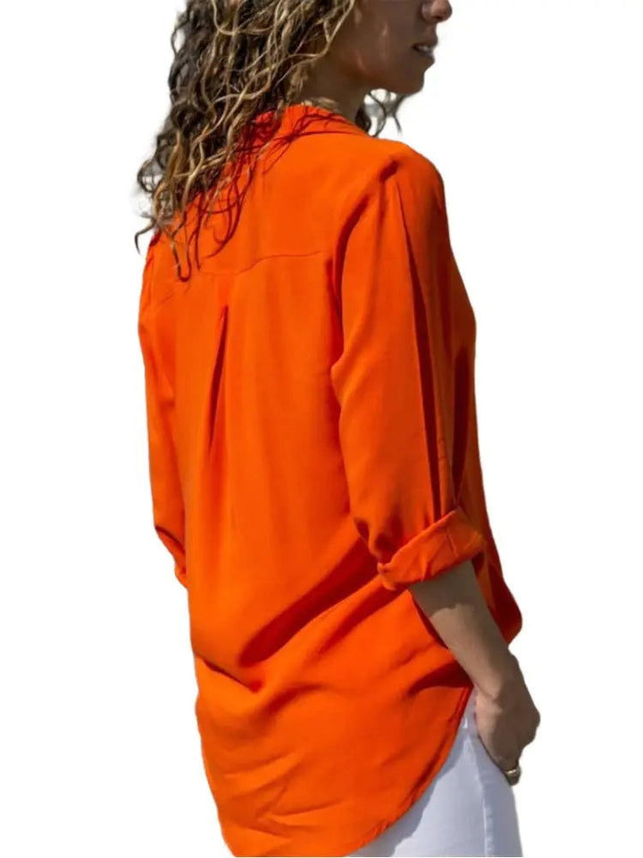 Camicia donna elegante con colletto classico e bottoni frontali, maniche lunghe, versatile.