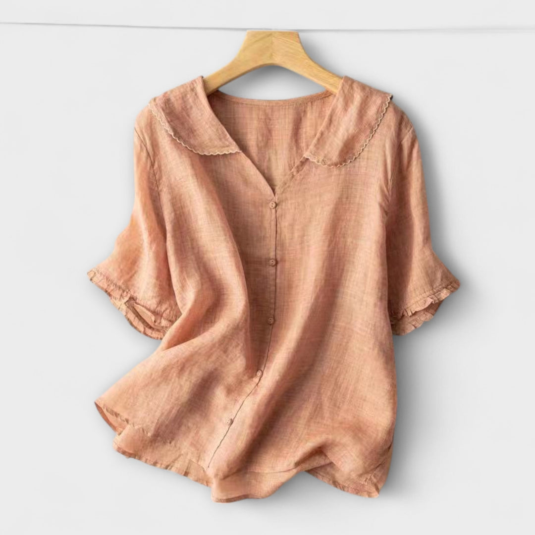 Elegante blusa donna bianca, colletto Peter Pan e maniche a volant, ideale per look casual chic.