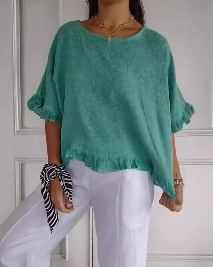 Moderna camicia donna rossa con volant e scollo tondo, taglio ampio e confortevole per l'estate.