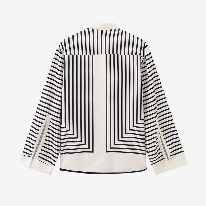 Vista frontale camicia donna oversize a righe bianche e blu, stile chic per ogni occasione. Blusa moda.