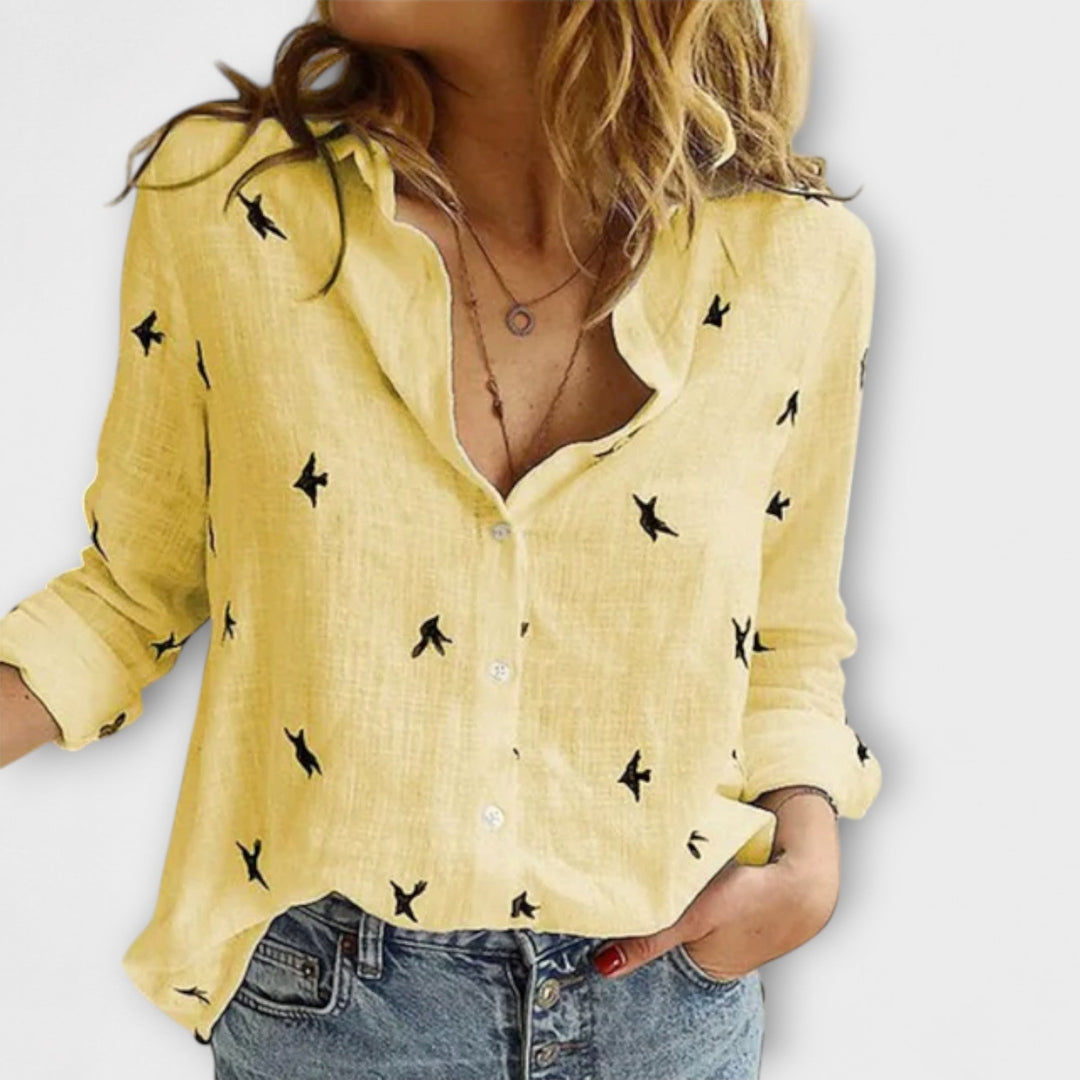 Camicia donna a vestibilità rilassata con colletto e vivace stampa fantasia. Abbigliamento leggero e comodo per l'estate.