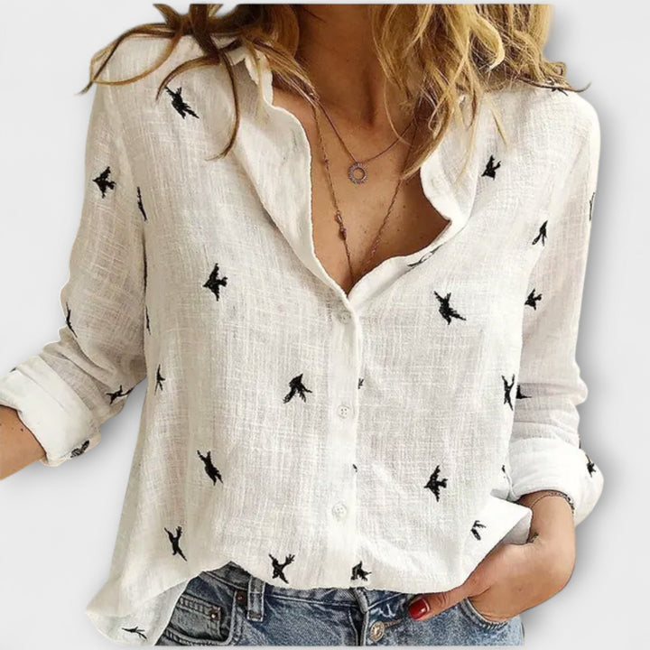 Camicia donna leggera a vestibilità rilassata con stampa fantasia, ideale per look casual-eleganti primavera/estate.