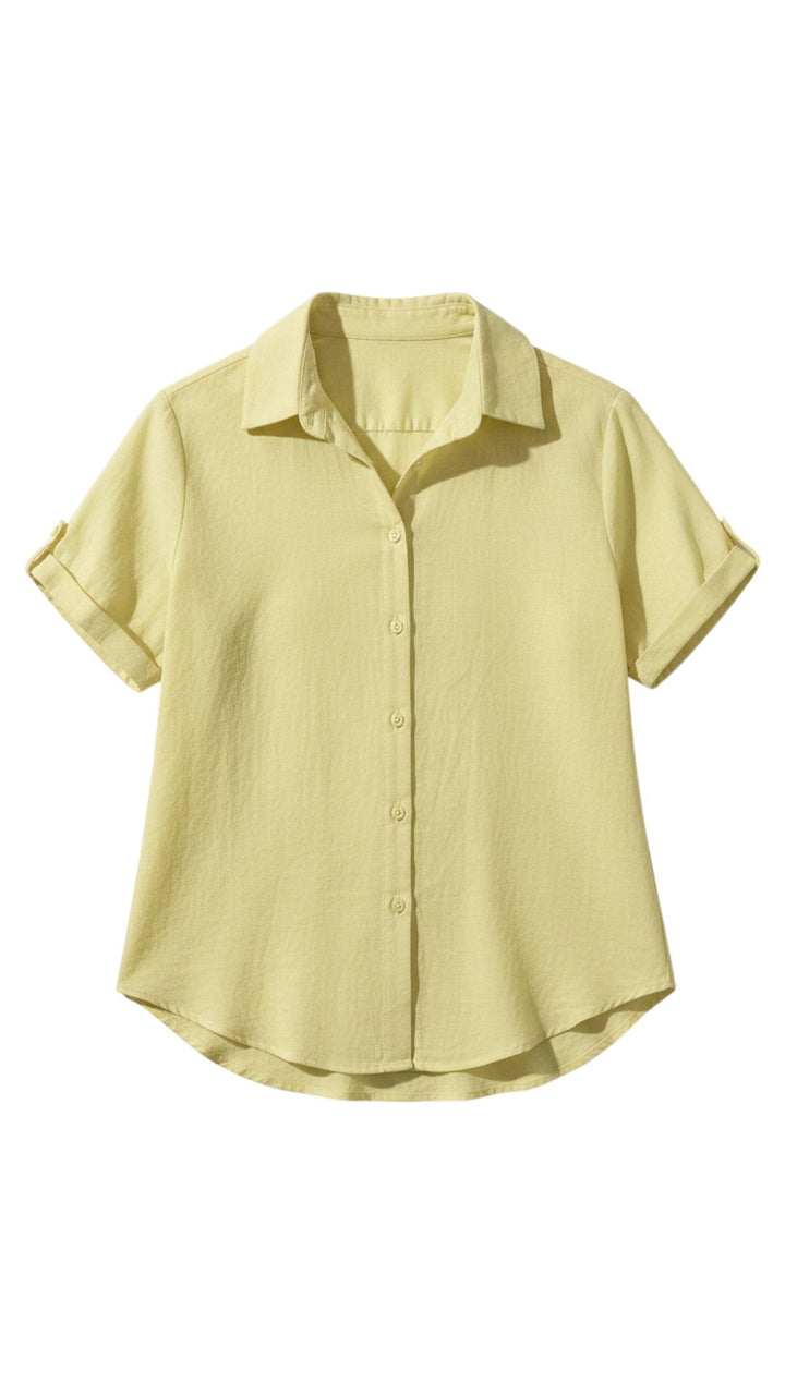 Camicia donna versatile con bottoni e maniche corte, ideale per outfit eleganti o casual chic estivi.