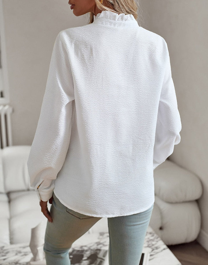 Camicia donna con rouches frontali, maniche lunghe e collo coreana, per stile romantico e casual.