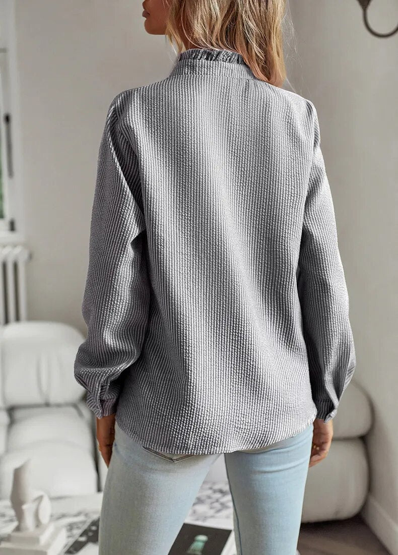 Camicia donna bianca con rouches verticali e maniche lunghe, per un look sofisticato.