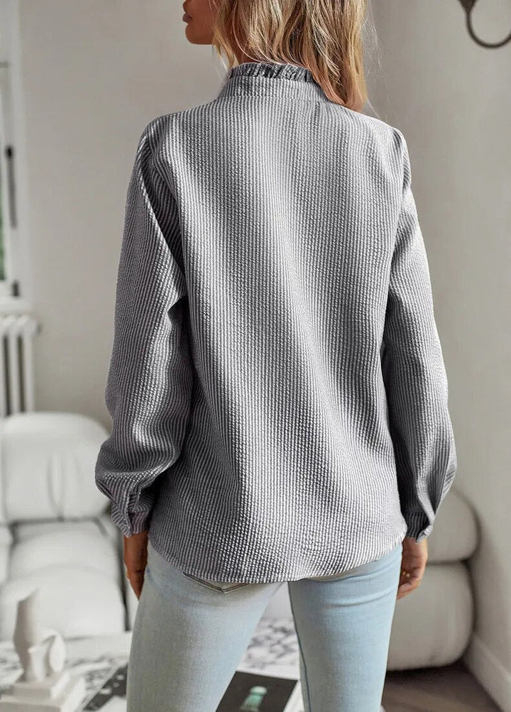 Camicia donna bianca con rouches verticali e maniche lunghe, per un look sofisticato.
