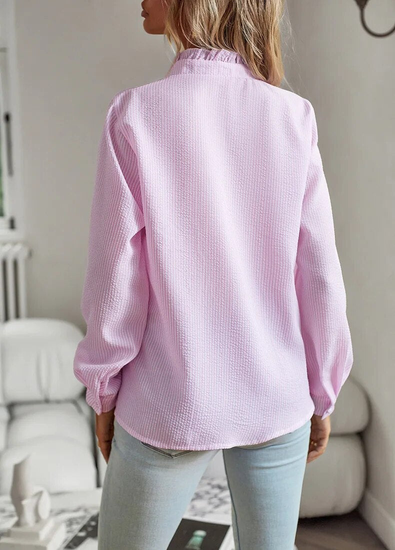 Camicia donna casual chic con rouches frontali e maniche lunghe, perfetta per ogni occasione.