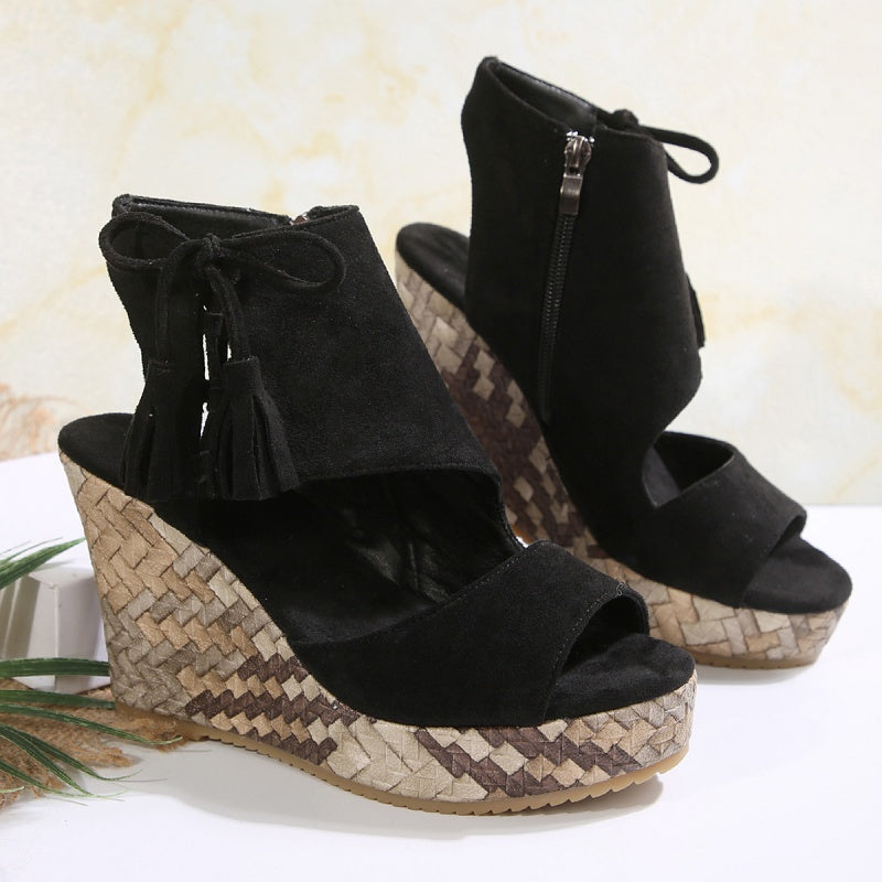 Sandali donna con zeppa e nappine, calzature estive trendy, comode e confortevoli.