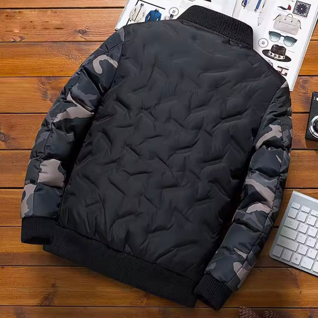 Outerwear uomo trapuntato con maniche mimetizzazione e polsini a costine, giacca calda per l'inverno casual.