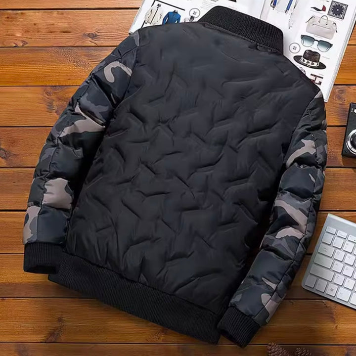 Outerwear uomo trapuntato con maniche mimetizzazione e polsini a costine, giacca calda per l'inverno casual.