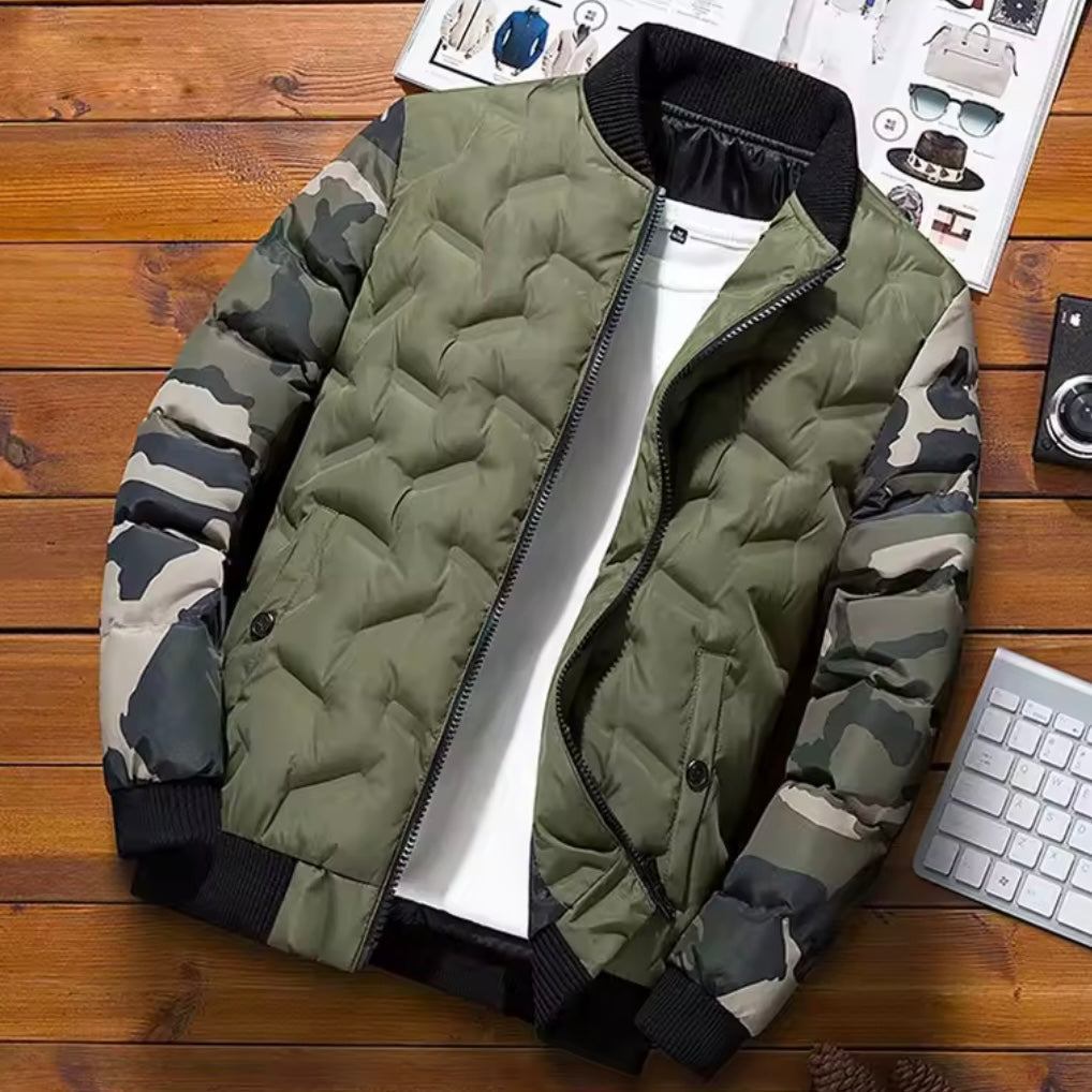 Elegante giacchetto uomo invernale trapuntato con dettagli mimetici sulle maniche, ideale per il freddo e lo stile.