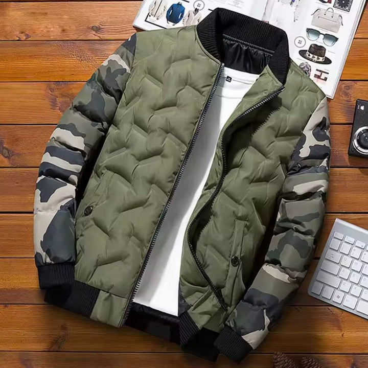 Elegante giacchetto uomo invernale trapuntato con dettagli mimetici sulle maniche, ideale per il freddo e lo stile.