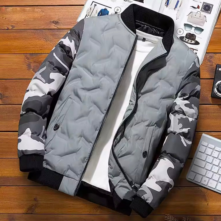 Giacca casual uomo trapuntata mimetica, un must-have per la moda invernale. Confortevole, calda e di stile.