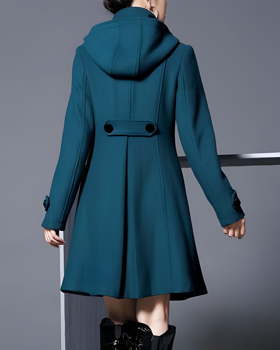 Elegante cappotto donna invernale con chiusura doppiopetto e cappuccio, perfetto outerwear caldo e di tendenza.