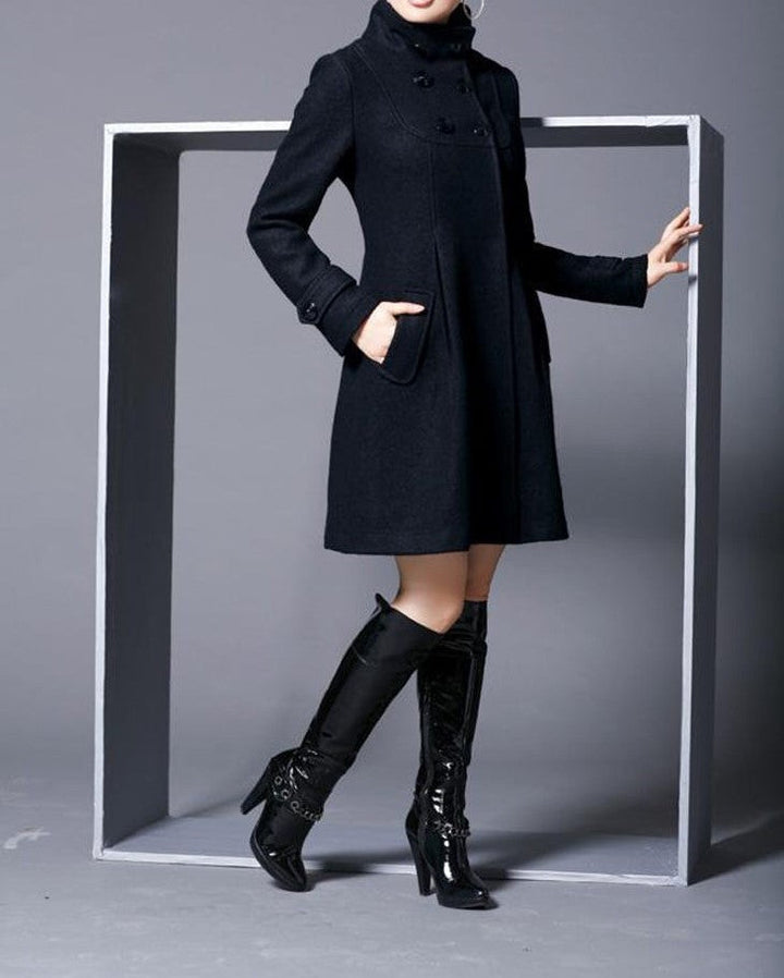 Stilistico cappotto donna invernale elegante, doppiopetto e con cappuccio per un look femminile e confortevole.
