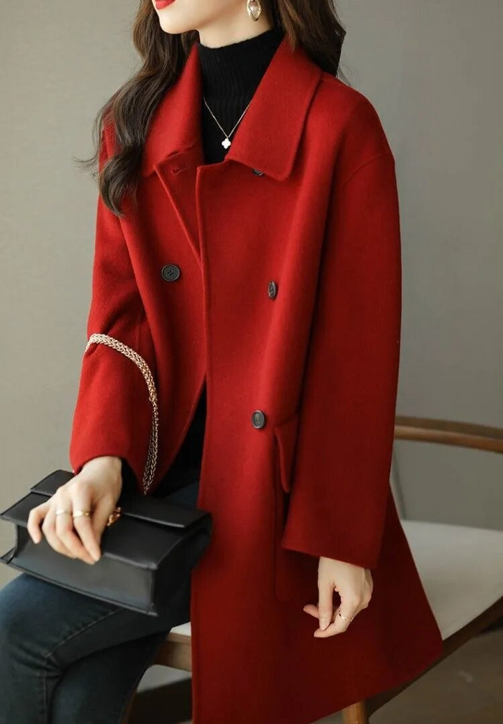 Donna in cappotto lungo invernale elegante con tasche funzionali, perfetto per ufficio o casual, un capospalla caldo.