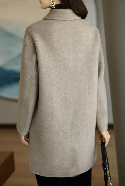 Cappotto donna invernale elegante, lungo e caldo, con bottoni e tasche, capospalla femminile classico e di moda.