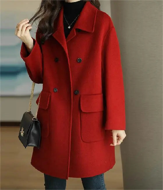 Dettaglio tasche. Elegante cappotto donna invernale lungo con tasche funzionali, bottoni, caldo e perfetto per l'ufficio.