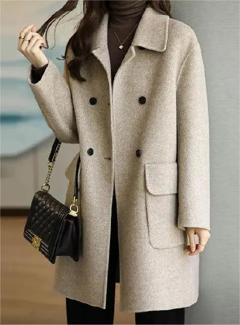 Cappotto donna invernale classico e lungo, elegante con bottoni e tasche, un capospalla caldo e versatile per ogni outfit.