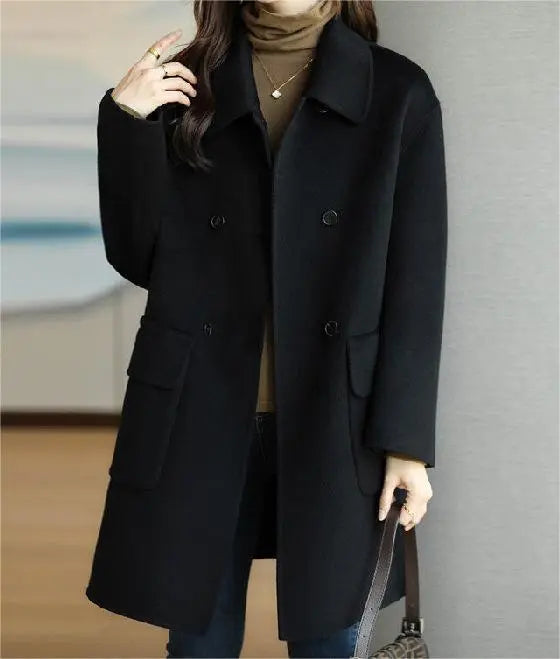 Cappotto donna invernale elegante lungo con bottoni, perfetto per moda capospalla femminile caldo e classico.