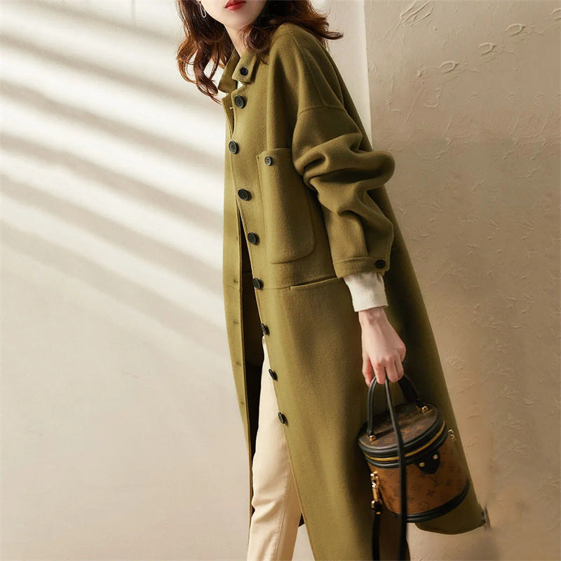 Soprabito donna elegante a vestibilità slim, ideale per l'abbigliamento femminile autunno inverno con un tocco classico.