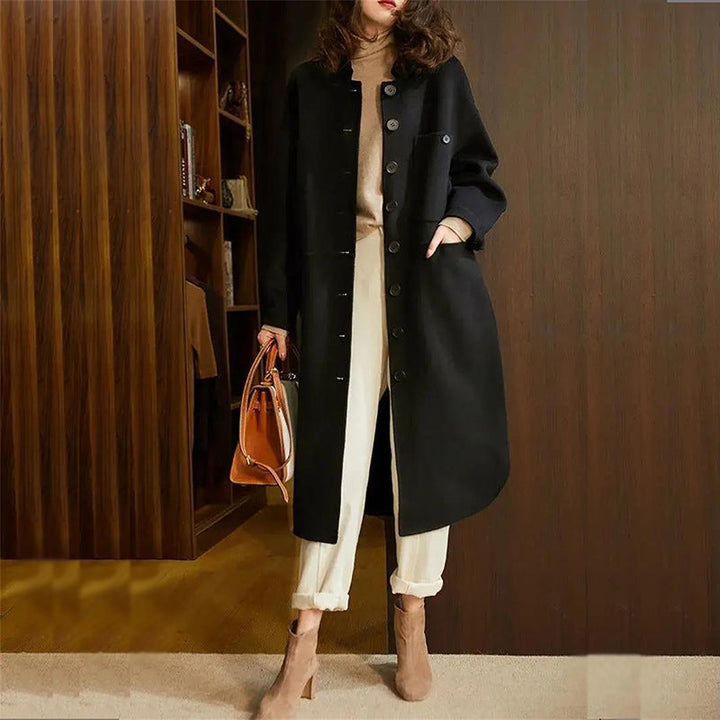 Cappotto lungo donna dal design classico, caratterizzato da un raffinato collo coreano per un look elegante e di tendenza.