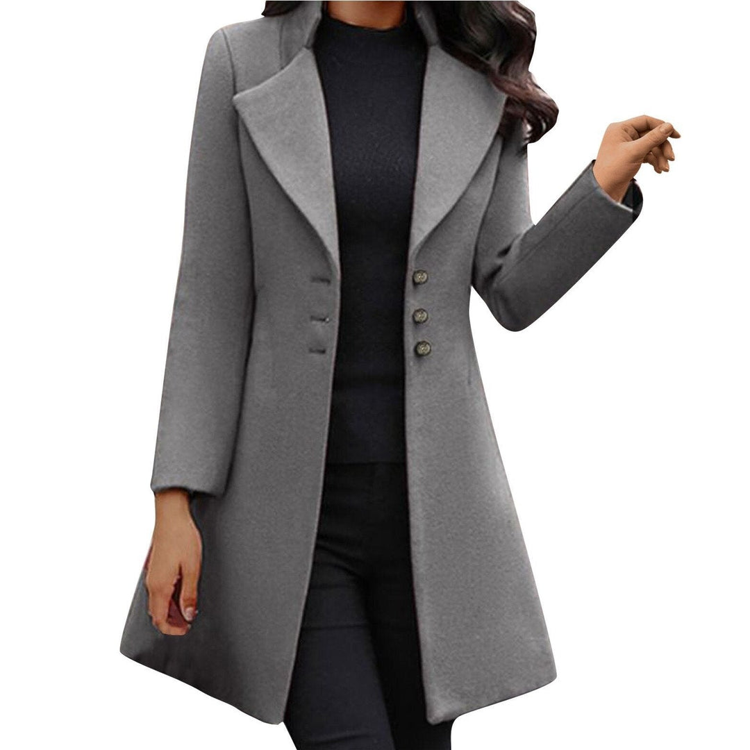 Elegante cappotto donna sagomato con revers e bottoni, abbigliamento femminile outerwear di qualità per ogni occasione.