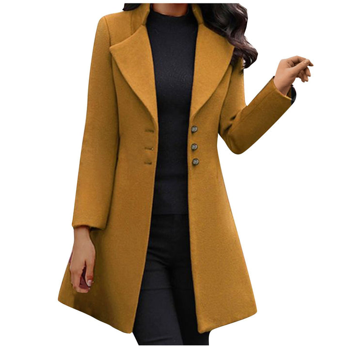 Cappotto donna sagomato elegante con revers classici, bottoni e tessuto di qualità. Outerwear femminile dal tocco versatile.