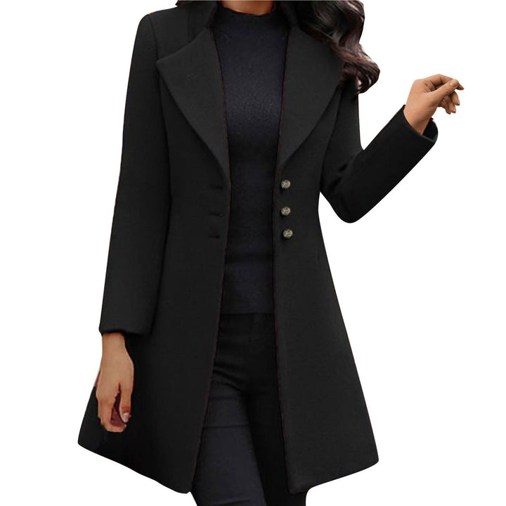 Cappotto sagomato donna elegante con revers classici e bottoni, perfetto per moda femminile versatile e di qualità.