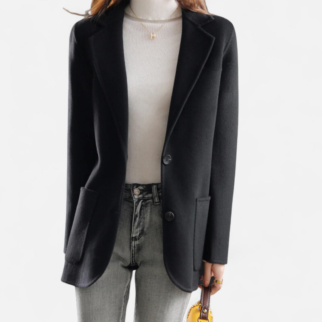 Soprabito donna classico, capospalla elegante con revers a punta. Ideale per stile autunno inverno.
