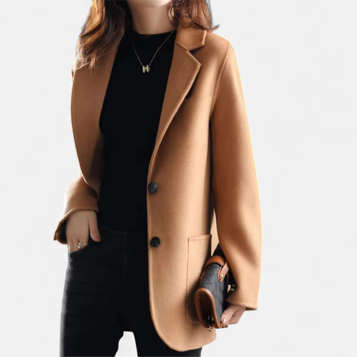 Cappotto donna per moda autunno inverno, con bottoni a contrasto e revers a punta. Stile classico elegante.