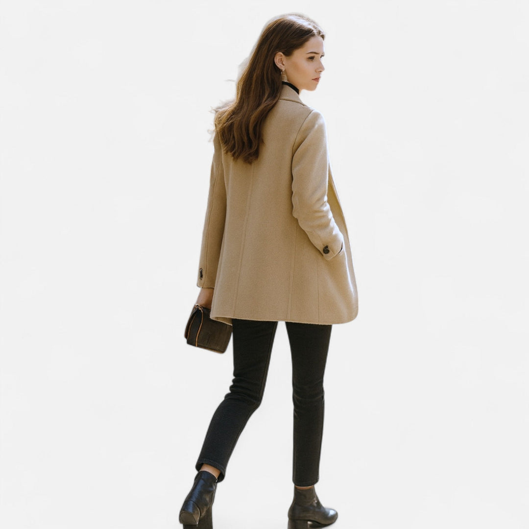 Cappotto elegante donna, un classico intramontabile con revers a punta e dettagli bottoni a contrasto.
