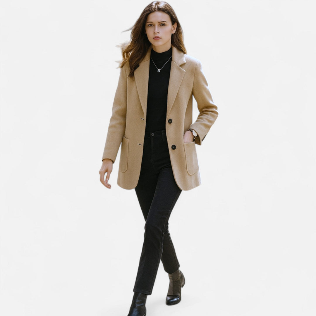 Cappotto donna chic per autunno inverno, con revers a punta e bottoni a contrasto. Stile classico e raffinato.